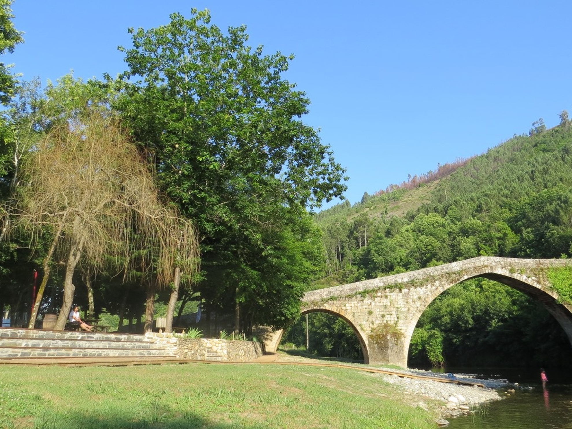 aldeias-xisto-praia_fluvial_de_alvoco_das_varzeas_khzppdv.jpg__1979x1484_q95_crop_subsampling-2_upscale