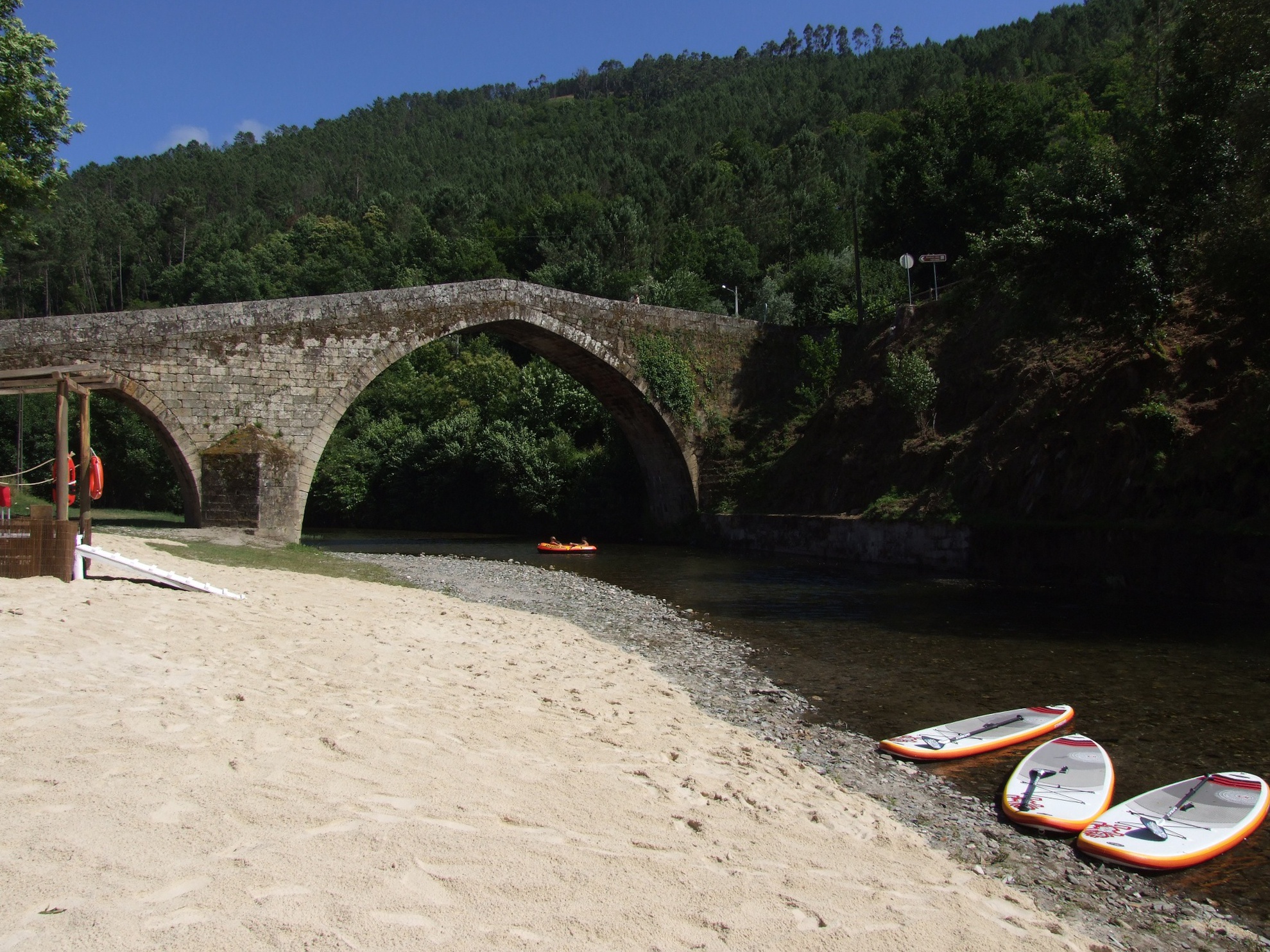 aldeias-xisto-praia_fluvial_de_alvoco_das_varzeas_pm9kq2u.jpg__1979x1484_q95_crop_subsampling-2_upscale